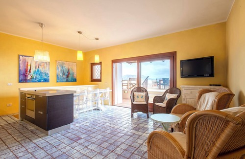 La Pelosa House | Holiday Home 'Casa Marina' with Sea View, Private Terrace and Air Conditioning