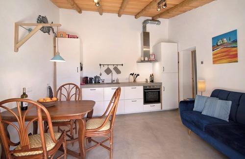 Moncarapacho e Fuseta House | Holiday Home 'Casa Cobra' with Mountain View, Shared Pool, Garden & Wi-Fi
