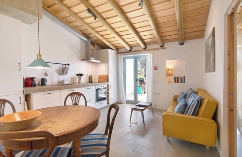 Moncarapacho e Fuseta House | Holiday Home 'Casa Frango' with Mountain View, Shared Pool, Garden & Wi-Fi