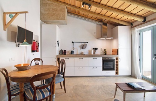 Moncarapacho e Fuseta House | Holiday Home 'Casa Frango' with Mountain View, Shared Pool, Garden & Wi-Fi