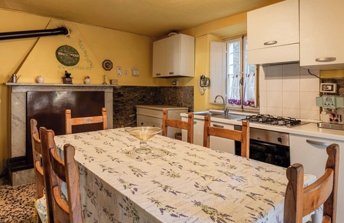 Ruota House | Holiday Home 'Casa Rosa' with Private Terrace, Private Garden and Wi-Fi