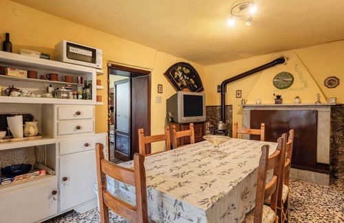 Ruota House | Holiday Home 'Casa Rosa' with Private Terrace, Private Garden and Wi-Fi