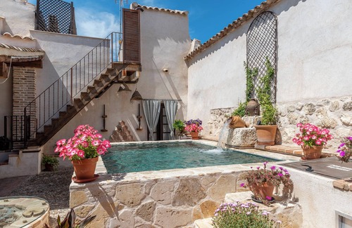 Noves House | Holiday Home 'Casa Rural 5 Estrellas El Baluarte' with Private Pool, Private Garden and Wi-Fi