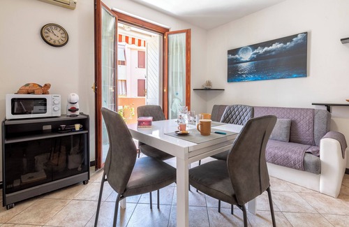 Lido Apartment | Holiday Home 'Casa 'Sole Del Lido' with Balcony and Air Conditioning