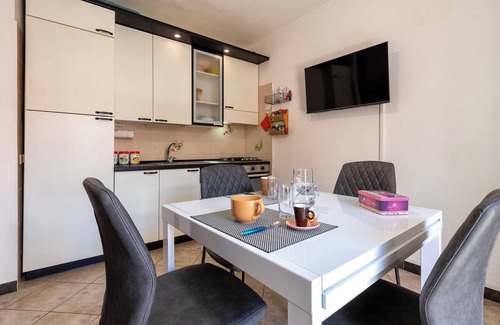 Lido Apartment | Holiday Home 'Casa 'Sole Del Lido' with Balcony and Air Conditioning