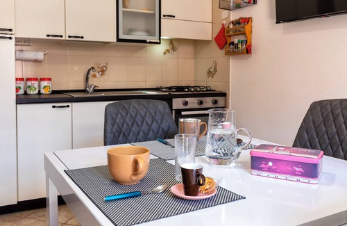 Lido Apartment | Holiday Home 'Casa 'Sole Del Lido' with Balcony and Air Conditioning