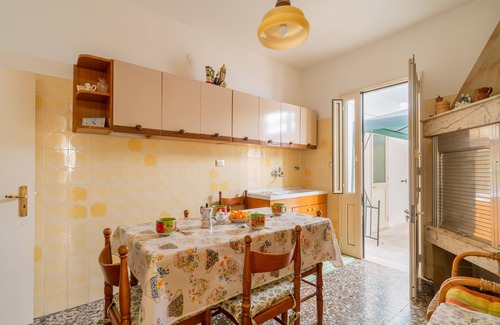 Santa Caterina House | Holiday Home Casa Vacanze Cenate with A/C, Terrace & Garden
