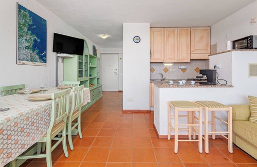 Cugnana Verde House | Holiday Home 'Casa Vacanze Cugnana Verde' with Sea View, Private Terrace and Shared Garden