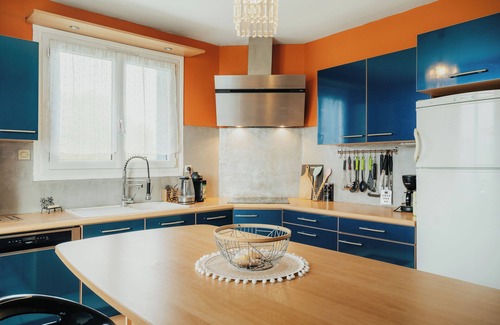 Plumaudan House | Holiday Home 'Charmante Maison' with Private Terrace, Private Garden and Wi-Fi