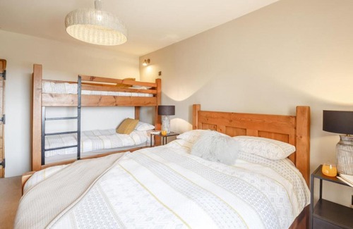 Garn Fadryn House | Holiday Home Deri'r Mynach by Interhome