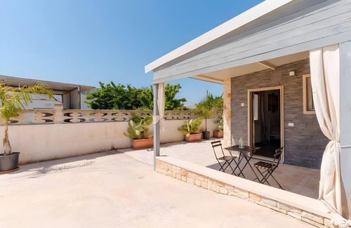 Torre Ovo House | Holiday Home 'Dilauro Con Piscina 2' with Shared Pool, Shared Terrace and Air Conditioning