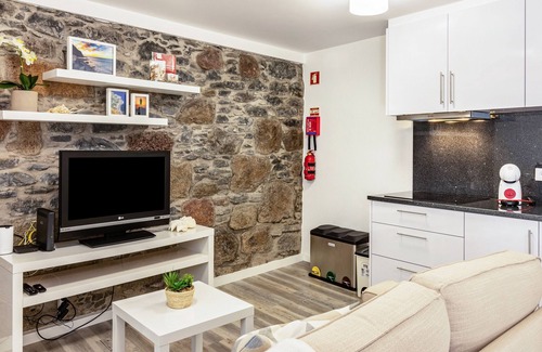 Prazeres House | Holiday Home 'Do Porto' with Sea View, Balcony and Wi-Fi