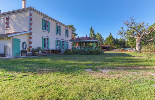 Trensacq House | Holiday Home 'Domaine Les Maisons Des Houssats' with Shared Pool, Private Terrace and Wi-Fi