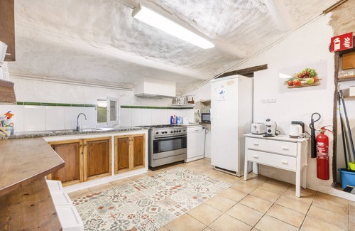 Gargalla House | Holiday Home 'El Porxet' with Mountain Views, Shared Pool and Wi-Fi