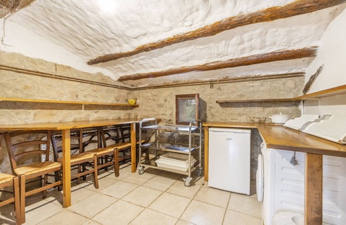 Gargalla House | Holiday Home 'El Porxet' with Mountain Views, Shared Pool and Wi-Fi