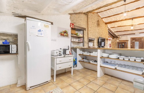 Gargalla House | Holiday Home 'El Porxet' with Mountain Views, Shared Pool and Wi-Fi