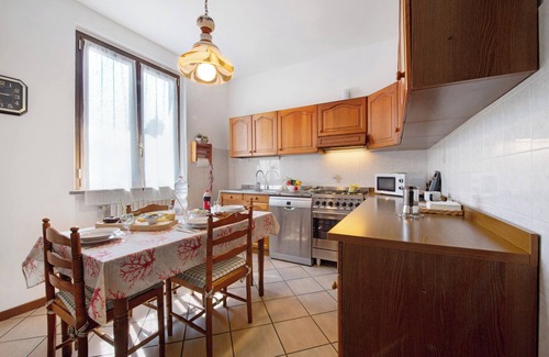 Osio Sotto House | Holiday Home 'Elli' with Shared Terrace, Shared Garden and Wi-Fi