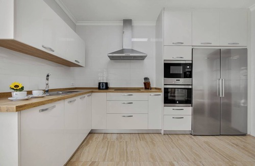 Churriana House | Holiday Home 'Espaciosa Casa Junto Al Aeropuerto' with Mountain View, Wi-Fi and Air Conditioning