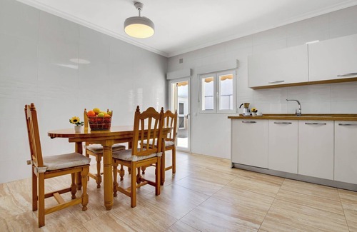 Churriana House | Holiday Home 'Espaciosa Casa Junto Al Aeropuerto' with Mountain View, Wi-Fi and Air Conditioning