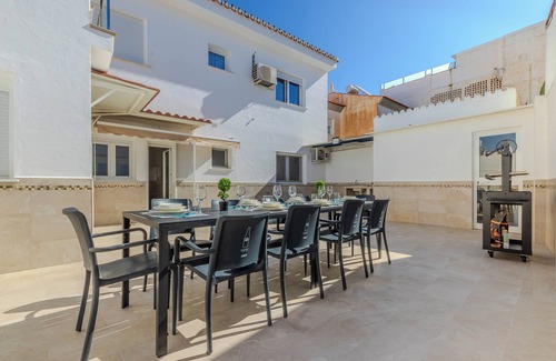 Churriana House | Holiday Home 'Espaciosa Casa Junto Al Aeropuerto' with Mountain View, Wi-Fi and Air Conditioning