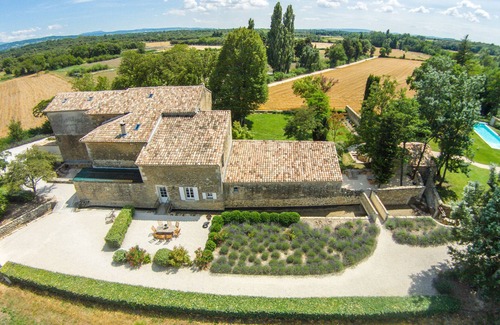 Colonzelle Cottage | Holiday Home 'Est' with Shared Pool, Private Terrace and Wi-Fi
