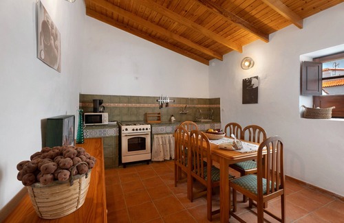 Alajero House | Holiday Home 'Fagundo' with Mountain View, Private Terrace and Wi-Fi