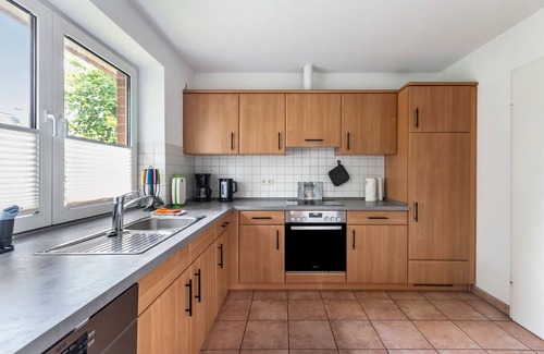 Brunsbuttel House | Holiday Home 'Ferienhaus Sprante' with Private Terrace, Private Garden and Wi-Fi