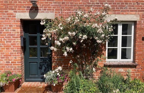 Malchin House | Holiday Home 'Ferienhaus Alte Försterei' with Private Terrace, Private Garden and Wi-Fi