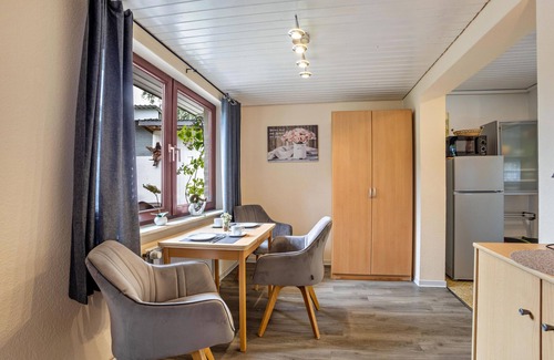 Itzehoe House | Holiday Home 'Ferienwohnung Carstens' with Private Terrace, Private Garden and Wi-Fi