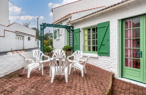 La Tranche-sur-Mer House | Holiday Home 'Maison Am Stram Gram' with Private Terrace and Wi-Fi