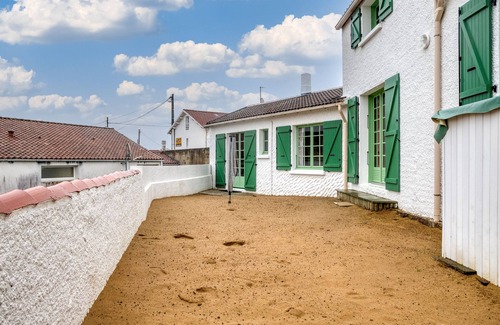 La Tranche-sur-Mer House | Holiday Home 'Maison Am Stram Gram' with Private Terrace and Wi-Fi