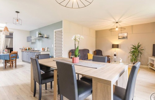 Sainte-Mere-Eglise Cottage | Holiday Home in Sainte-Mère Église, Private Garden
