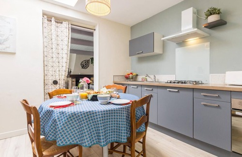 Sainte-Mere-Eglise Cottage | Holiday Home in Sainte-Mère Église, Private Garden