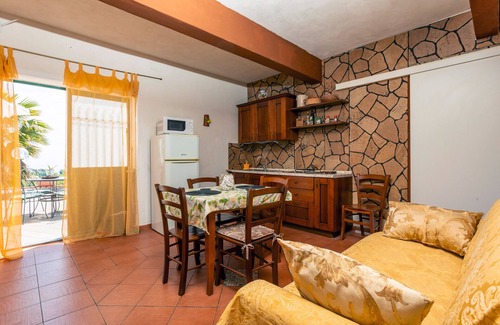 Piedimonte Etneo Apartment | Holiday Home 'Gelso' with Sea View, Wi-Fi and Air Conditioning