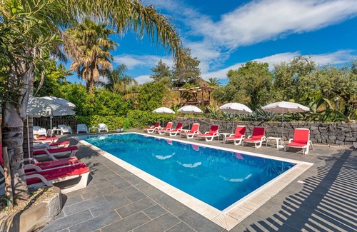 Piedimonte Etneo Apartment | Holiday Home 'Gelso' with Sea View, Wi-Fi and Air Conditioning