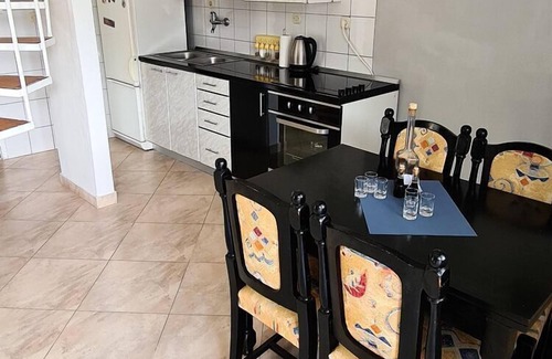 Hodilje House | Holiday Home Gea - Three Bedroom Holiday Home with Terrace and Partial Sea View