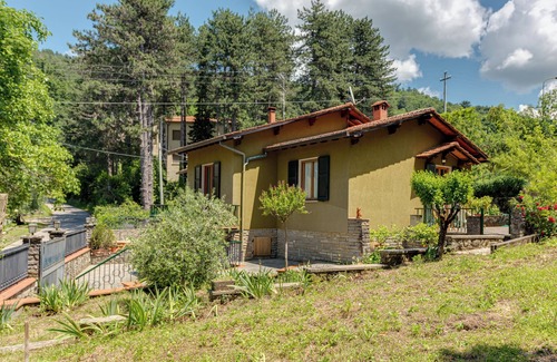 Rufina House | Holiday Home 'Gigli Di Firenze' with Mountain View, Wi-Fi and Air Conditioning