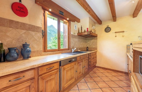 Bazus-Aure House | Holiday Home 'Gite Baupeillas' with Mountain View, Private Terrace and Wi-Fi