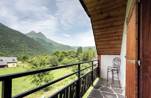 Bazus-Aure House | Holiday Home 'Gite Baupeillas' with Mountain View, Private Terrace and Wi-Fi