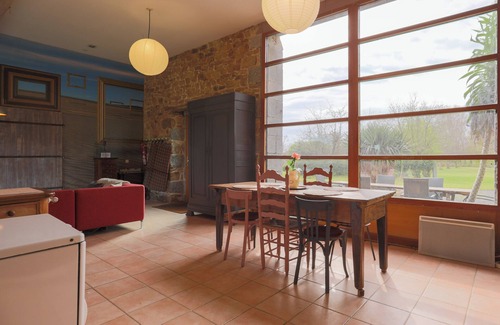 Prat House | Holiday Home 'Gite La Grange Cheval Rouge 4 Pers' with Shared Pool