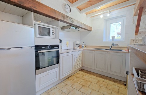 Allemans House | Holiday Home 'Gîte Le Moutat-L'Etable' with Private Terrace, Private Garden and Wi-Fi