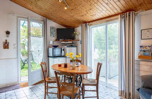 L'Epine House | Holiday Home 'Gîte Tout Confort 800m Plage' with Private Terrace and Private Garden