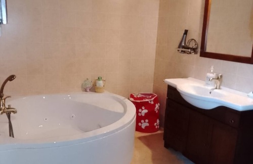 Loiano House | Holiday Home 'Gnazzano Home' with Mountain View, Wi-Fi and Air Conditioning