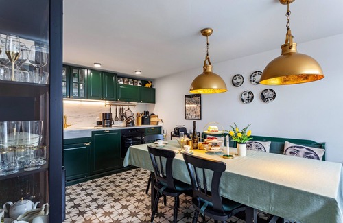 Ortsmitte House | Holiday Home 'Goldhase Anno 1700' with Private Terrace and Wi-Fi