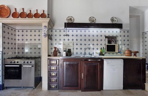 Alenquer House | Holiday Home 'Grande' with Mountain View, Shared Pool and Wi-Fi