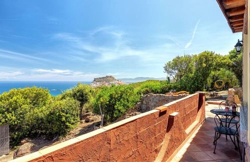 Castelsardo House | Holiday Home 'Hakéyah' with Sea View, Wi-Fi and Air Conditioning