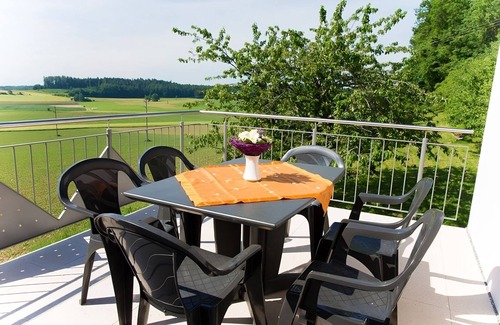 Hohenbodman House | Holiday Home 'Haus 2, 70 Qm, 2 Schlafzimmer' with Shared Garden, Balcony and Wi-Fi