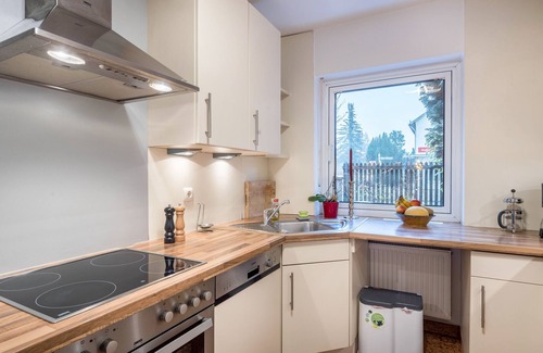 Bogenhausen House | Holiday Home "Haus Rose Muc City" with Balcony & Wi-Fi