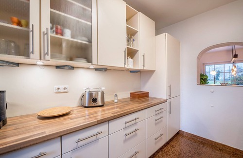 Bogenhausen House | Holiday Home "Haus Rose Muc City" with Balcony & Wi-Fi