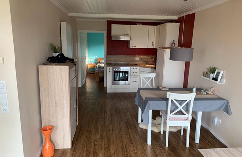 Bosau House | Holiday Home 'Häuschen Am See' with Lake View, Private Terrace and Wi-Fi